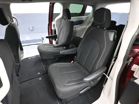 Used 2021 Chrysler Voyager LX image 35