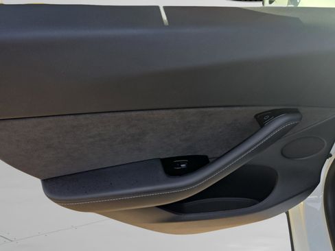 Used 2020 Tesla Model Y Long Range image 29