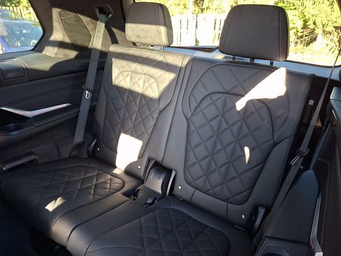 Used 2024 BMW X7 xDrive40i w/ M Sport Package AWD/4WD image 8