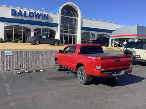 Used 2017 Toyota Tacoma TRD Sport image 5