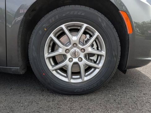 Used 2023 Chrysler Pacifica Touring-L FWD image 9