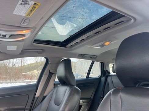 Used 2016 Volvo V60 T5 Premier image 12