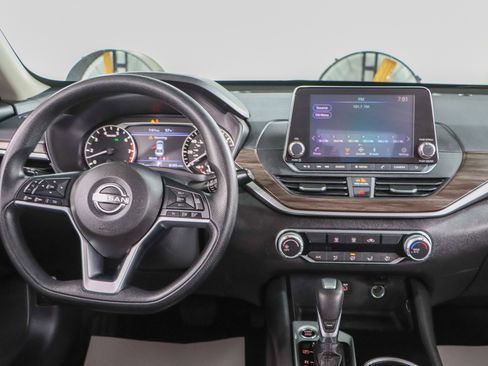 Used 2024 Nissan Altima 2.5 SV FWD image 17