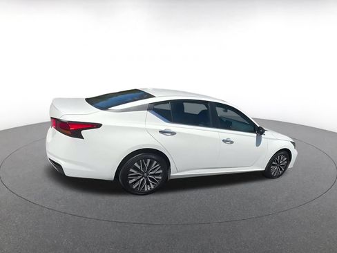 Used 2025 Nissan Altima 2.5 SV FWD image 11