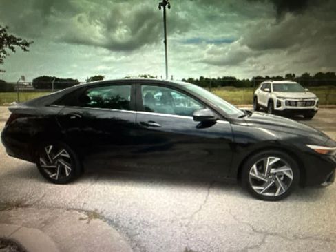 Used 2025 Hyundai Elantra SEL FWD image 5