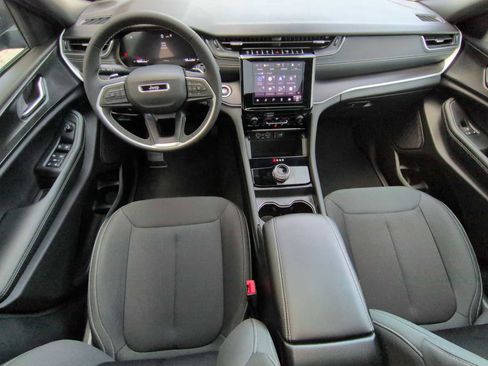 Used 2025 Jeep Grand Cherokee Laredo X AWD/4WD image 16