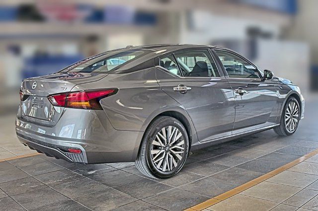 Used 2024 Nissan Altima 2.5 SV FWD image 3