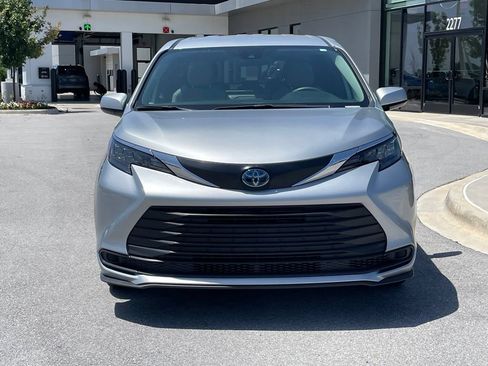 Used 2025 Toyota Sienna LE FWD image 2