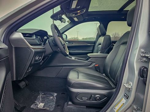 New 2025 Jeep Grand Cherokee Limited image 12