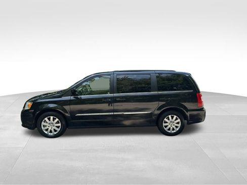 Used 2015 Chrysler Town & Country Touring FWD image 2