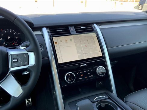 New 2025 Land Rover Discovery Dynamic SE image 8