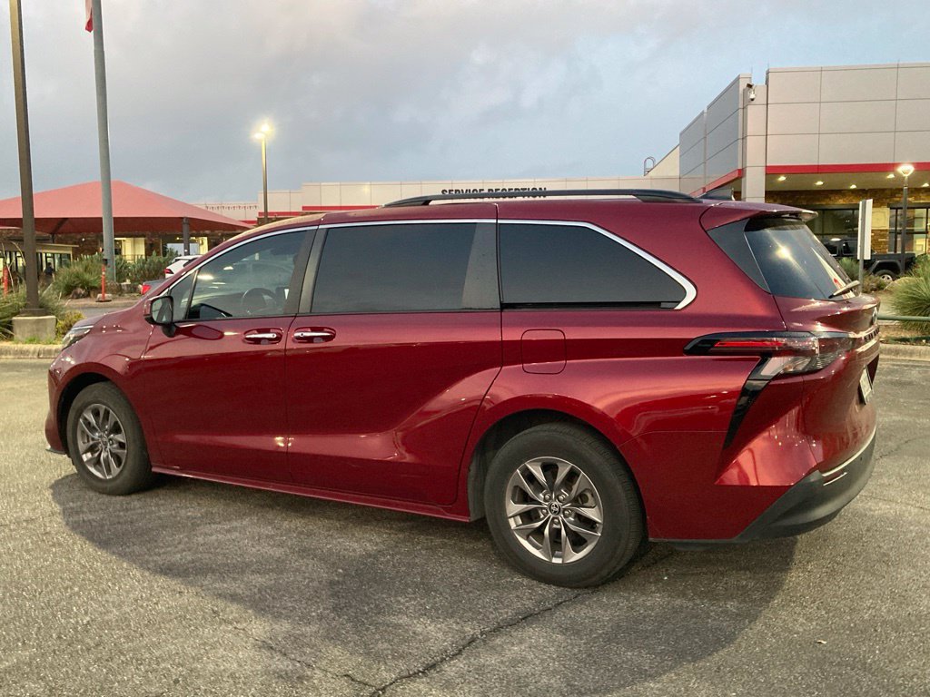 Used 2023 Toyota Sienna XLE w/ XLE Plus Package FWD image 5