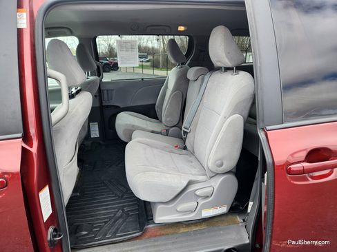 Used 2018 Toyota Sienna LE image 45
