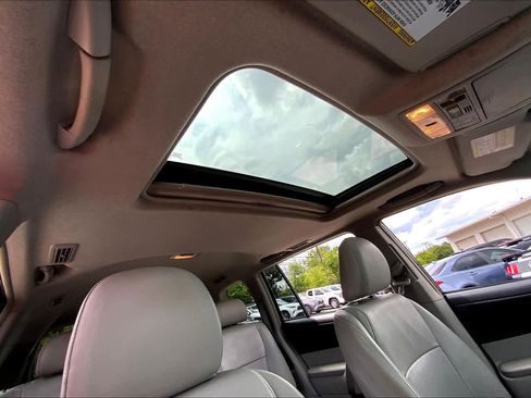 Used 2012 Toyota Highlander SE FWD image 11