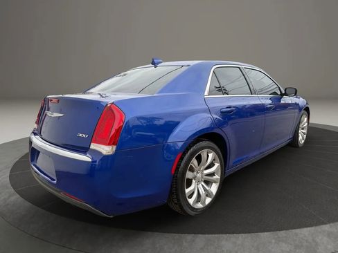 Used 2018 Chrysler 300 Touring w/ Chrome Appearance Package image 5