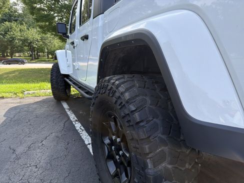 Used 2023 Jeep Gladiator Sport AWD/4WD image 11