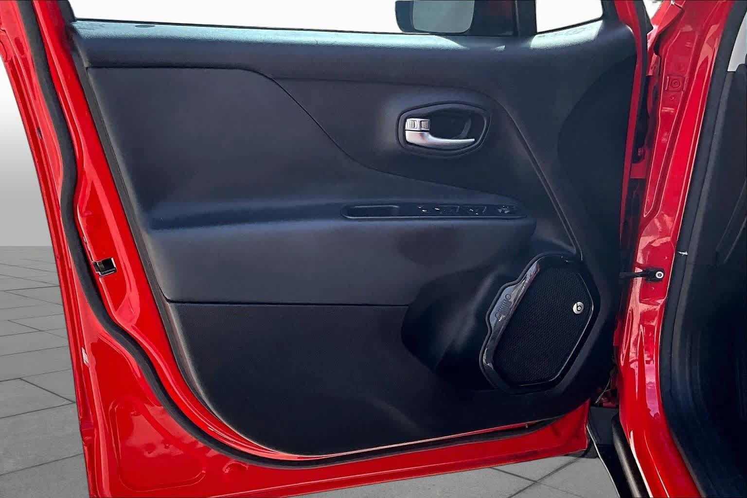 Used 2018 Jeep Renegade Altitude FWD image 20