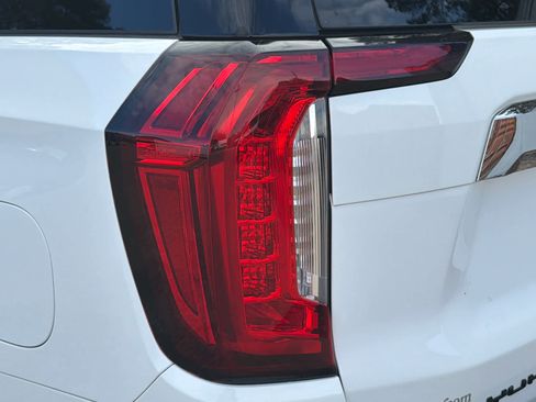 Used 2022 GMC Yukon SLT w/ SLT Premium Package image 16