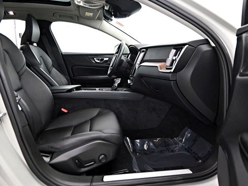 Used 2019 Volvo S60 T6 Momentum w/ Multimedia Package image 25