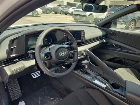 Certified 2025 Hyundai Elantra Sport image 8