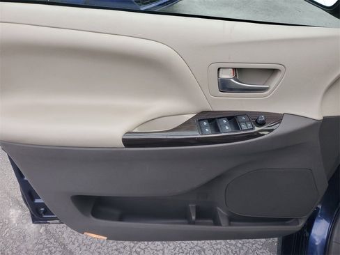 Used 2019 Toyota Sienna XLE image 19