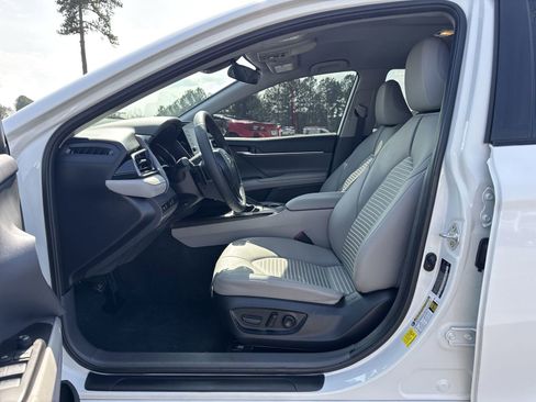 Used 2024 Toyota Camry SE image 16