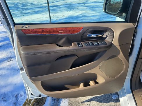 Used 2016 Chrysler Town & Country Touring-L image 29