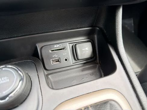 Used 2018 Jeep Cherokee Limited AWD/4WD image 32