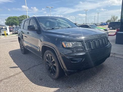 Used 2019 Jeep Grand Cherokee Altitude image 3