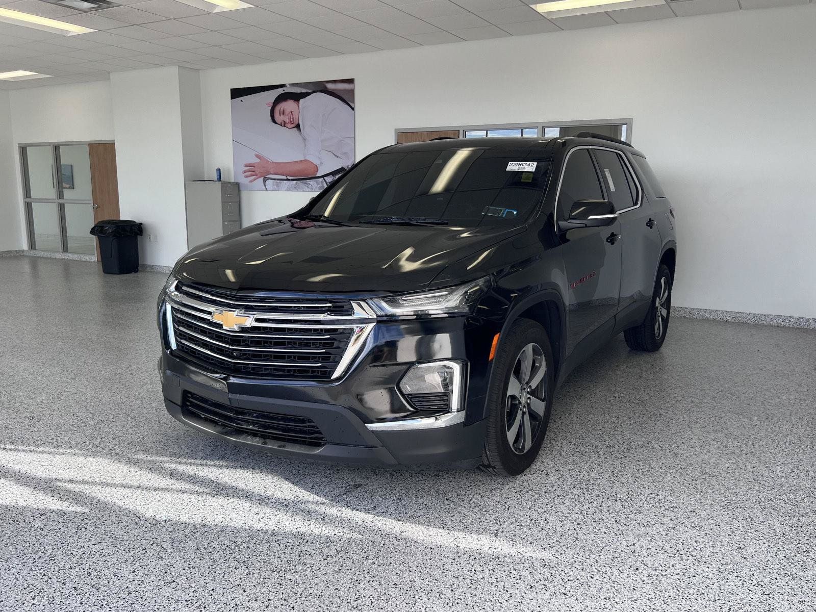 Used 2023 Chevrolet Traverse LT w/ LT Premium Package AWD/4WD image 3