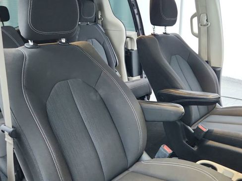 Used 2023 Chrysler Voyager LX image 32