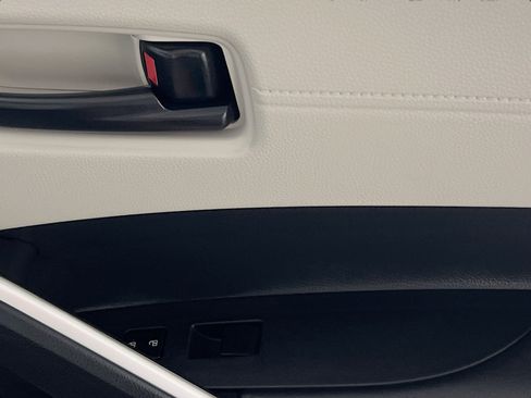 Used 2025 Toyota Corolla Cross L image 31