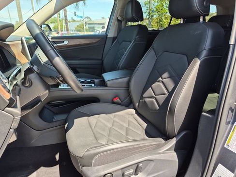 Used 2025 Volkswagen Atlas SE AWD/4WD image 25