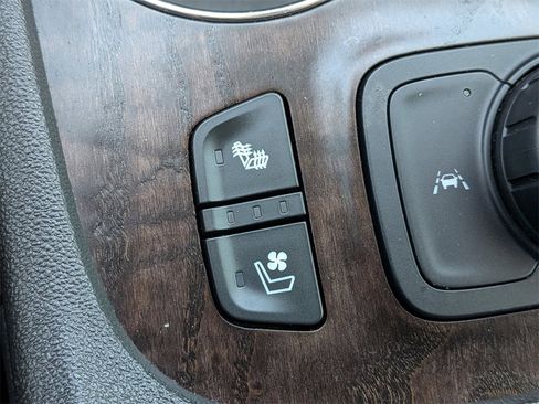 Used 2022 GMC Acadia Denali w/ Denali Technology Package image 25