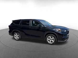 Used 2025 Toyota Highlander LE FWD video 2