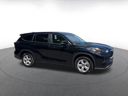 Used 2025 Toyota Highlander LE FWD image 2