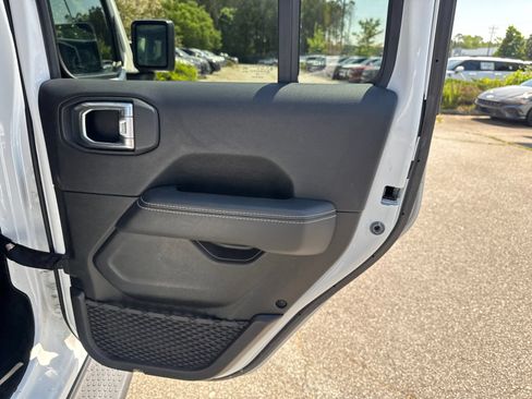 Used 2022 Jeep Wrangler Unlimited Sahara w/ Dual Top Group AWD/4WD image 16