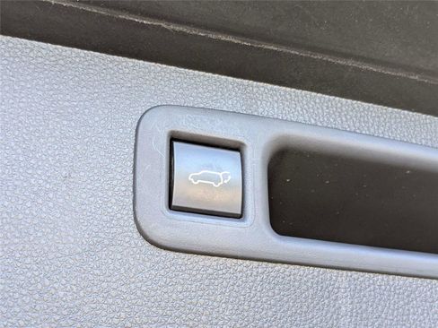 Used 2022 Toyota Highlander XLE AWD/4WD image 9