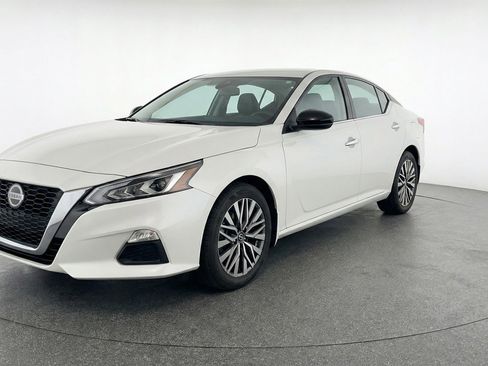 Used 2025 Nissan Altima 2.5 SV image 3