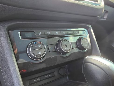 Used 2021 Volkswagen Tiguan SE w/ Panoramic Sunroof Package image 17