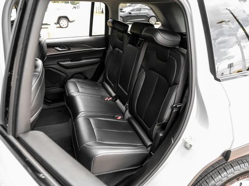 Used 2023 Jeep Grand Cherokee Limited AWD/4WD image 51