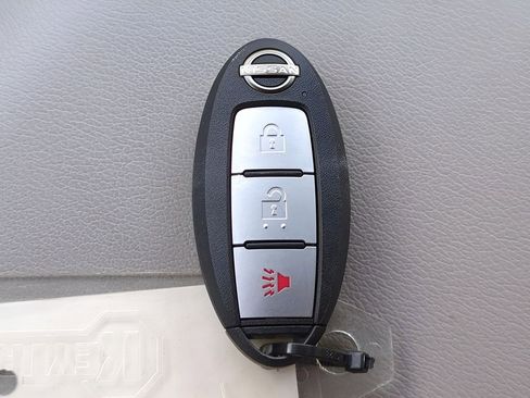 Used 2025 Nissan Frontier SV image 26