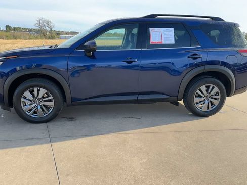 Used 2025 Nissan Pathfinder SV FWD image 4