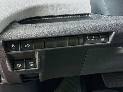 Used 2025 Toyota Sienna XLE FWD image 10