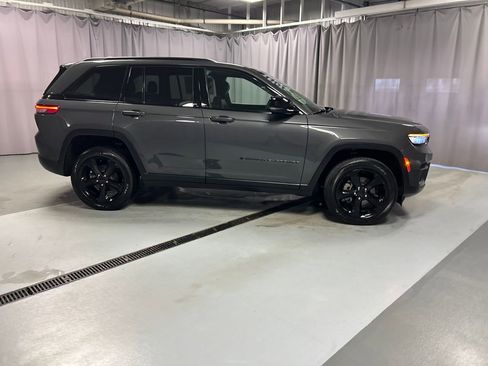 Used 2024 Jeep Grand Cherokee Altitude AWD/4WD image 8