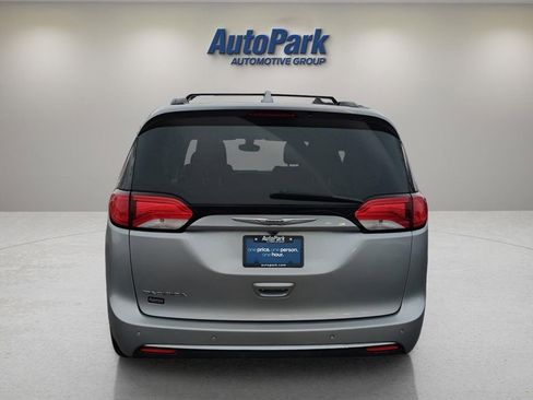Used 2017 Chrysler Pacifica Touring-L image 6