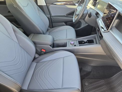 New 2026 Volkswagen Tiguan SE FWD image 12