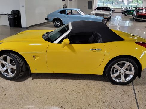 Used 2007 Pontiac Solstice Convertible w/ Premium Package RWD image 25