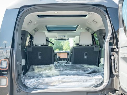 New 2026 Land Rover Defender 130 X-Dynamic SE AWD/4WD image 25