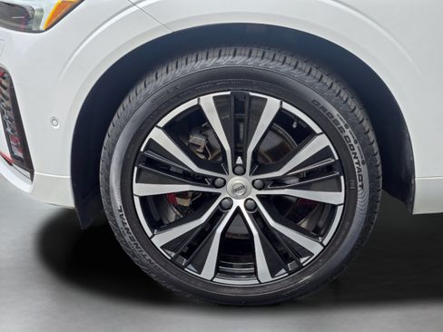 Certified 2024 Volvo XC60 B5 Plus w/ Protection Package Premier AWD/4WD image 37